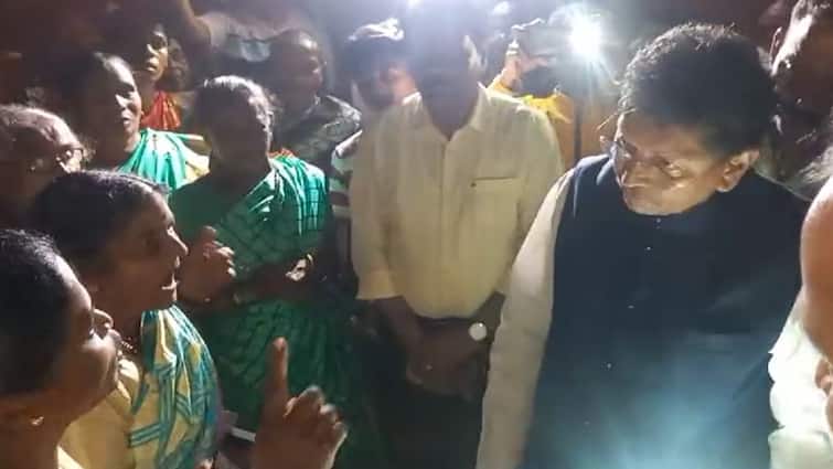 Minister Deepak Kesarkar was surrounded by women in Sindhudurg Allegation of encroachment on forest department land महिलांनी आधी घेराव घातला, मग जाब विचारला; दीपक केसरकरांनी आंदोलनास्थळाहून घेतला काढता पाय