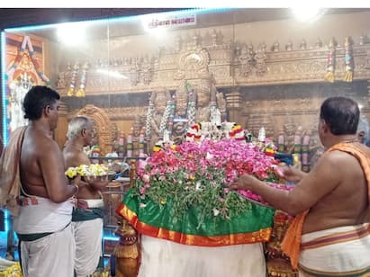 Karur Kalyana Venkatraman Swamy Temple Masi month festival - TNN கரூர் கல்யாண வெங்கட்ரமணசுவாமிக்கு 11 வகையான வண்ண வாசனை பூக்களால் புஷ்பாஞ்சலி விழா