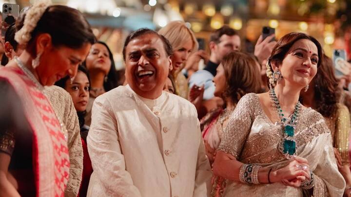 इस दौरान मुकेश अंबानी और नीता अंबानी दोनों अपने छोटे बेटे की प्री-वेडिंग सेरेमनी में बेहद खुश दिखे.