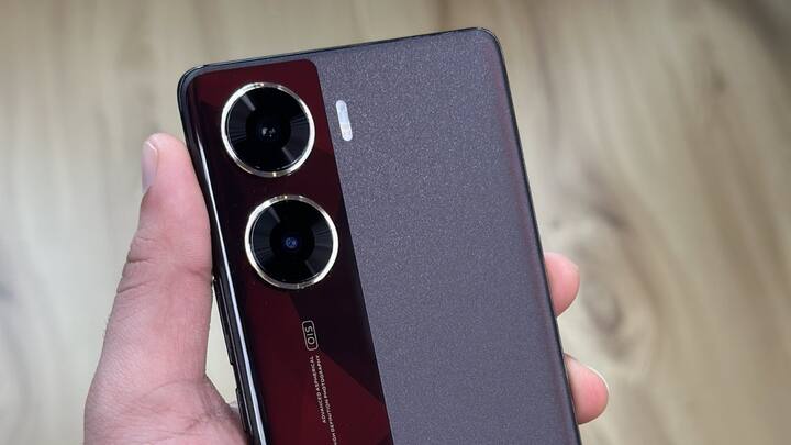 इसके अलावा अगर आप इस फोन के किसी भी वेरिएंट को HDFC Bank या ICICI Bank के क्रेडिट या डेबिट कार्ड के जरिए पेमेंट करके खरीदेंगे तो आपको 2000 रुपये का अतिरिक्त इंस्टेंट डिस्काउंट मिलेगा. इसके अलावा यूज़र्स 6 महीने तक के लिए नो कॉस्ट ईएमआई का फायदा भी उठा सकते हैं.