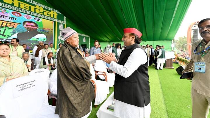 Akhilesh Yadav News: विपक्षी दलों के ‘इंडिया’ गठबंधन की रविवार पटना में हुई जनविश्वास महारैली में समाजवादी पार्टी के अध्यक्ष अखिलेश यादव ने भी हिस्सा लिया, जिसकी तस्वीरें उन्होंने शेयर की है.