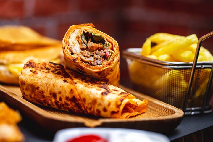 செய்முறை : மிக்ஸி ஜாரில் இஞ்சி, பூண்டு, பச்சை மிளகாய், வெங்காயம் சேர்த்து விழுதாக அரைக்கவும்.சிக்கனை நீளவாக்கில் சிறு துண்டுகளாக நறுக்கி, இதனுடன் எலுமிச்சை சாறு, அரைத்த மசாலா விழுது, கெட்டித் தயிர், மஞ்சள்தூள், காஷ்மீரி மிளகாய்த்தூள், தனியா தூள், கரம் மசாலா தூள், சீரகத்தூள், உப்பு, சாட் பவுடர், கொத்தமல்லி இலை சேர்த்து நன்கு கலந்து 30 நிமிடங்களுக்கு ஊற வைக்கவும்.(Photo Credits : Freepik/stockking)