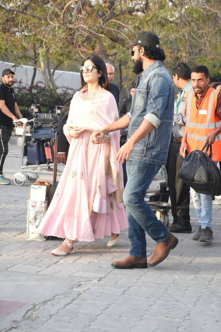 कैटरीना और विक्की ने अनंत और राधिका के प्री-वेडिंग फंक्शन में खूब एंजॉय किया. उनकी मस्ती करते हुए फोटोज और वीडियो सोशल मीडिया पर खूब वायरल हो रही हैं. ये कपल हर जगह एक-दूसरे का हाथ थामे हुए ही नजर आया.