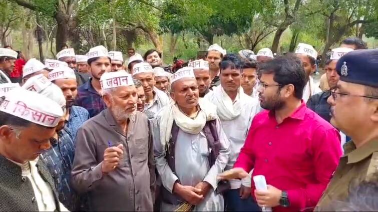 Farmers Protest in Mahoba demand compensation on crops damage due to rain and hailstorms ANN Farmers Protest: किसानों की मेहनत पर फिरा पानी, NH पर जाम लगाकर की मुआवजे की मांग