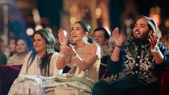 Ambani Family : అనంత్ అంబానీ పెళ్లి వేడుకల్లో ఫ్యామిలీ హంగామా మామూలుగా లేదుగా Ambani Family : అనంత్ అంబానీ పెళ్లి వేడుకల్లో ఫ్యామిలీ హంగామా మామూలుగా లేదుగా