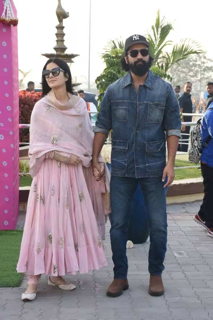 ਇਸ ਦੌਰਾਨ ਕੈਟਰੀਨਾ ਨੇ ਬੇਬੀ ਪਿੰਕ ਰੰਗ ਦਾ ਅਨਾਰਕਲੀ ਸੂਟ ਪਾਇਆ ਹੋਇਆ ਸੀ। ਜਦੋਂਕਿ ਵਿੱਕੀ ਨੇ ਡੈਨੀਮ ਸ਼ਰਟ ਅਤੇ ਜੀਨਸ ਦੇ ਨਾਲ ਕੈਪ ਪਾਈ ਹੋਈ ਸੀ।