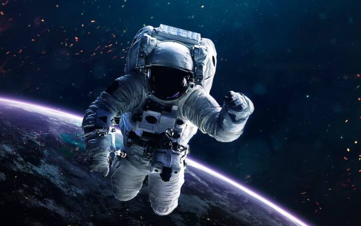 एस्ट्रोनॉट स्पेस में चलना भूल जातेे हैं. जिसकी वजह गुरुत्वाकर्षण का कम होना है, जिसकी वजह से वो अंतरिक्ष में तैरते रहते हैं.