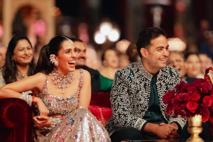 ఆకాష్ అంబానీ.. అతని భార్య శ్లోకా మెహతాతో కలిసి ఈ వేడుకల్లో ఎంజాయ్ చేశారు. తన తమ్ముడి పెళ్లిలో ఆకాశ్ చేసిన హంగామా అందరినీ ఆకట్టుకుంది.