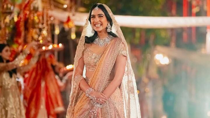 राधिका मर्चेंट और अनंत अंबानी दोनों पुराने दोस्त हैं. प्री-वेडिंग सेरेमनी के दौरान जामनगर में एक मंदिर में दोनों साइनिंग सेरेमनी हुई.