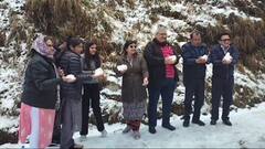 Snowfall in Nainital: खत्म हुआ इंतजार! उत्तराखंड में बदला मौसम का मिजाज, नैनीताल में सीजन की पहली बर्फबारी