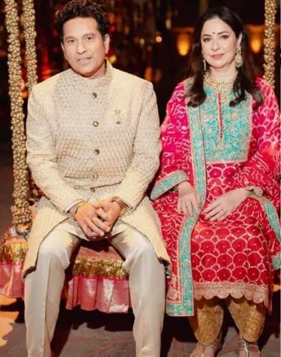 ਸਾਬਕਾ ਭਾਰਤੀ ਬੱਲੇਬਾਜ਼ ਸਚਿਨ ਤੇਂਦੁਲਕਰ ਆਪਣੀ ਪਤਨੀ ਅੰਜਲੀ ਨਾਲ ਨਜ਼ਰ ਆਏ। ਇਸ ਦੌਰਾਨ ਦੋਵੇਂ ਰਵਾਇਤੀ ਪਹਿਰਾਵੇ 'ਚ ਨਜ਼ਰ ਆਏ।