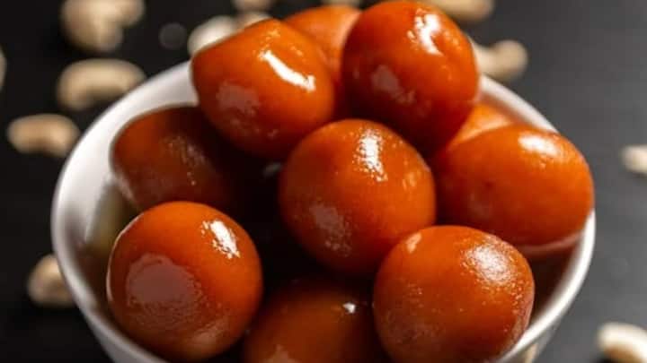 எண்ணெய்யில் பொறித்த குலாப் ஜாமுனை சூடான சர்க்கரை பாகில் போடுவதால் ஜாமுன்கள் உடையலாம். இதனால் சர்க்கரை பாகு நன்றாக ஆறியதும் ஜாமுன்களை உள்ளே போடலாம்.
