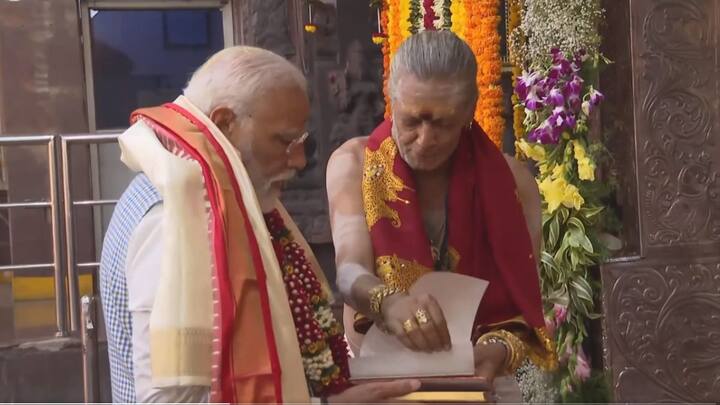 इस तस्वीर में देखा जा सकता है कि मंदिर के पुजारी पीएम मोदी को कुछ किताबों के जरिए इस पवित्र जगह के बारे में बता रहे हैं. ये मंदिर देवी काली को समर्पित है. इसे हिंदू धर्म के प्रमुख मंदिरों में से एक माना जाता है.