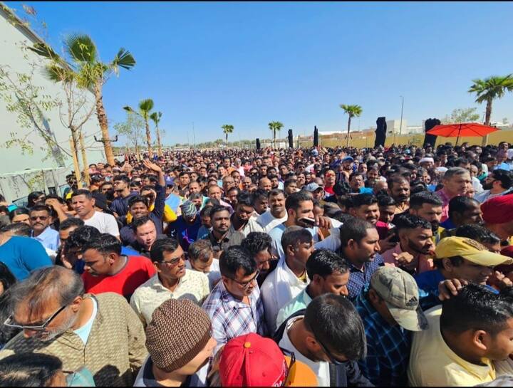 आम भक्तों के लिए मंदिर खुलने के बाद पहले रविवार को BAPS हिंदू मंदिर में 65,000 से अधिक श्रद्धालुओं ने दर्शन किए. मंदिर प्रबंधन के मुताबिक सुबह के टाइम में 40 हजार और शाम के टाइम में 25 हजार भक्तों ने दर्शन किए. इस दौरान मंदिर का वातावरण भक्तिमय बना रहा.