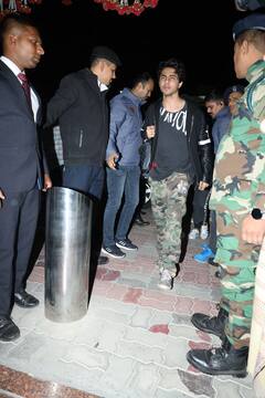 Shah Rukh Khan Family Pics: फैमिली के साथ मुंबई वापस आए शाहरुख खान, आर्यन और अबराम का दिखा स्वैग