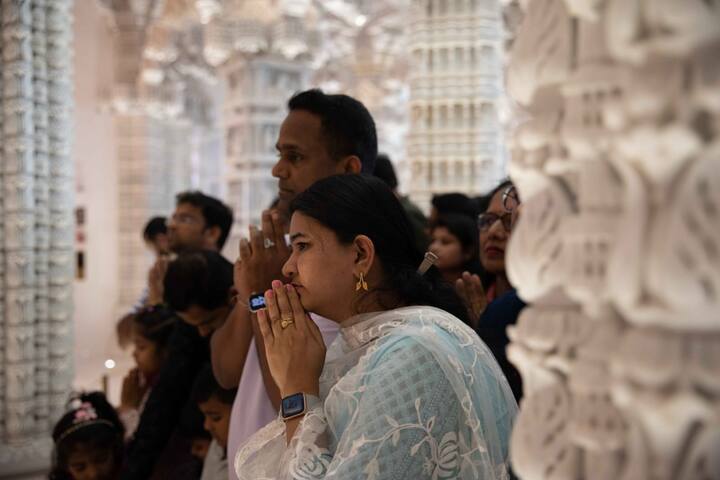 கோவில் வளாகத்திற்குள் விலங்குகள் நுழைய அனுமதிக்கப்படாததால், பார்வையாளர்கள் தங்கள் செல்லப்பிராணிகளை கொண்டு வர வேண்டாம். கோவில் வளாகத்திற்குள் வெளிப்புற உணவு மற்றும் பானங்கள் அனுமதிக்கப்படாது. சாத்வீக உணவுகள் தளத்தில் கிடைக்கும்.