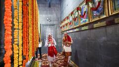 PM Modi in Telangana: माथे पर तिलक, मन में आस्था का भाव लिए...उज्जयिनी महाकाली मंदिर पहुंचे PM मोदी, आप भी देखें तस्वीरें