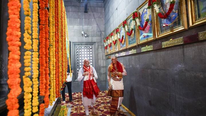 पीएम मोदी अपने दौरे के दूसरे दिन सिकंदराबाद पहुंचे, जहां उन्होंने मंदिर में दर्शन किए. इसके बाद प्रधानमंत्री मोदी ने तेलंगाना में 7,200 करोड़ रुपये की परियोजनाओं की शुरुआत की.