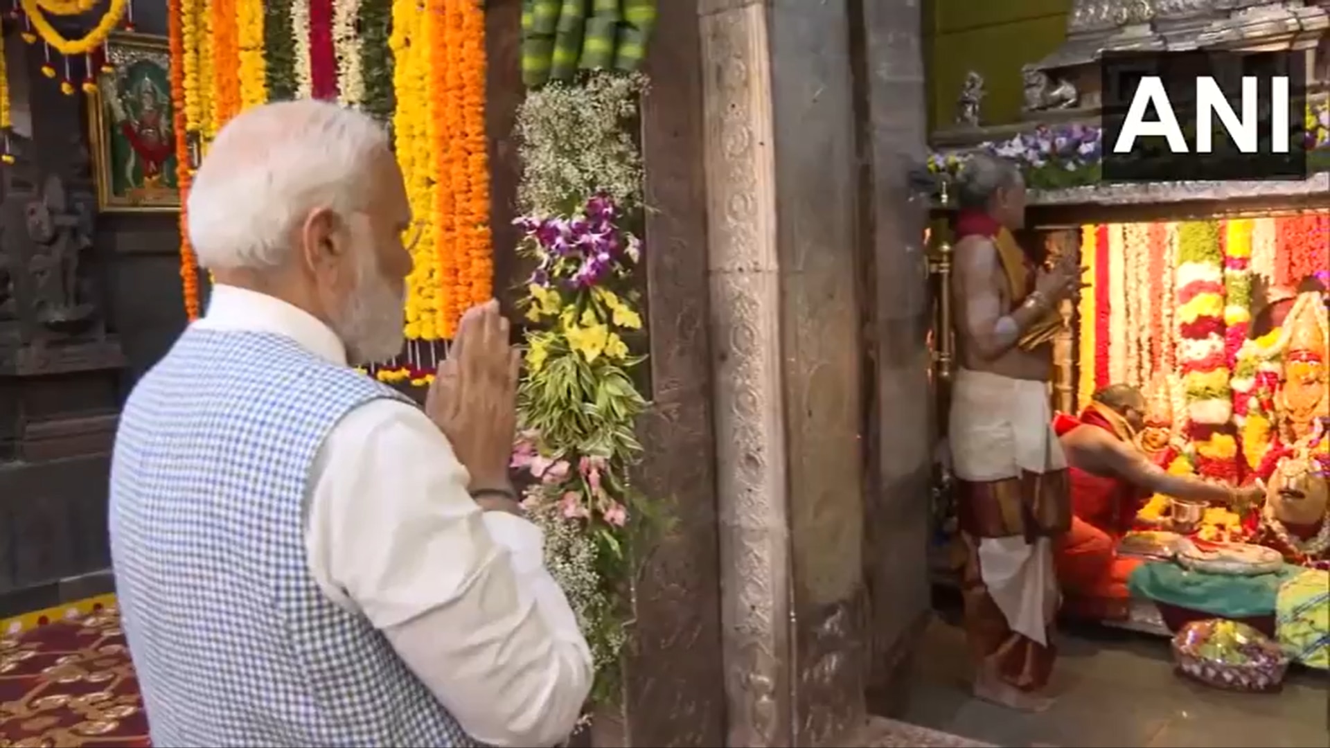 Modi Visits Ujjaini Mahankali In Secunderabad :  సికింద్రాబాద్‌లోని ఉజ్జయినీ మహంకాళి అమ్మవారికి ప్రత్యేక పూజలు చేసిన ప్రధానమంత్రి నరేంద్రమోదీ