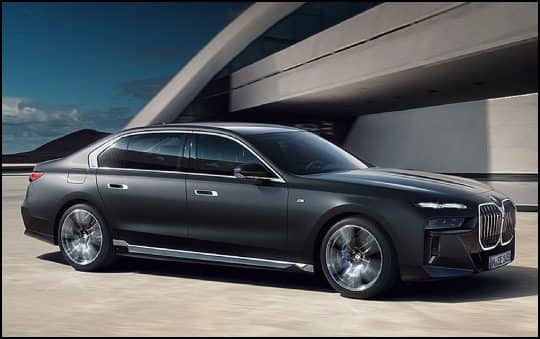 BMW 7 Series: शाहरुख खान के पास बीएमडब्ल्यू 7 सीरीज भी मौजूद है. इस कार में 6.0 लीटर का V12 इंजन है.