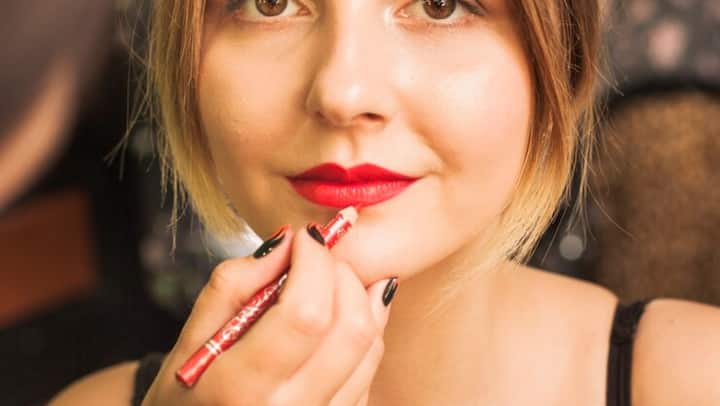 अगर हम बहुत ज्यादा लिपस्टिक लगाते हैं, तो हमारे होंठ सूख सकते हैं और फट भी सकते हैं। इससे एलर्जी, होंठों का रंग बदलना और चेहरे पर अन्य त्वचा सम्बन्धी समस्याएं भी हो सकती हैं. लंबे समय तक लिपस्टिक लगाने से होंठों का रंग गहरा हो सकता है, जिसे फिर से पहले जैसा बनाना मुश्किल होता है.