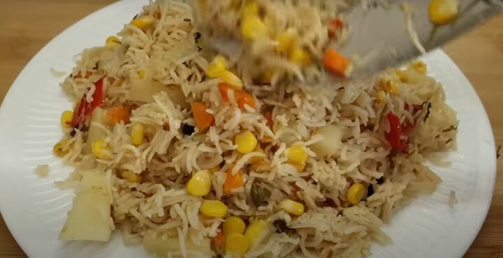 செய்முறை : முதலில் பிரஷர் குக்கரில் தண்ணீர் ஊற்றி, சோள முத்துக்களை போட்டு 2 விசில் வரும் வரை மிதமான சூட்டில் வேக வைக்கவும். பிறகு பிரஷர் குக்கரில் நெய் ஊற்றி, இதில் பட்டை, கிராம்பு, ஏலக்காய், அன்னாசி பூ மற்றும் பிரியாணி இலை சேர்க்கவும்.