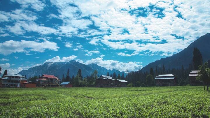 IRCTC Kashmir Tour: अप्रैल की गर्मी के समय आईआरसीटीसी ने कश्मीर के शानदार टूर पैकेज को प्लान किया है और इसकी शुरुआत चंडीगढ़ से हो रही है.