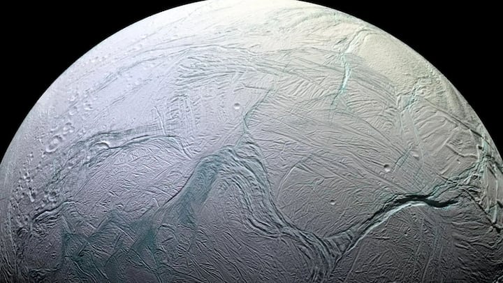 চলতি বছরের শেষ দিকেই Europa Clipper অভিযানের সূচনা করছে NASA. ২০৩০ সাল নাগাদ সেটি বৃহস্পতির কক্ষপথে পৌঁছবে। ইউরোপার বুকে কোনও প্রকারে প্রাণ ধারণের উপযুক্ত পরিবেশ গড়ে তোলা সম্ভব কি না, তা বোঝা যাবে ওই অভিযানেই। ছবি: NASA.