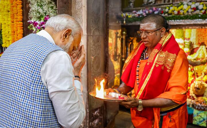 प्रधानमंत्री नरेंद्र मोदी ने मंदिर में पूजा-अर्चना की और प्रसाद भी ग्रहण किया.  इस मौके पर मंदिर के पुजारियों ने प्रधानमंत्री नरेंद्र मोदी को एक तस्वीर भी भेंट की साथ ही मंदिर के इतिहास के बारे में भी बताया.