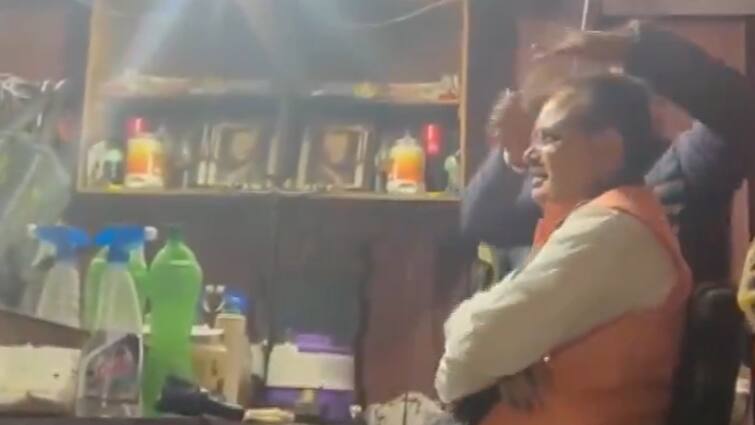 CM Bhajan Lal Sharma Gets Haircut from Local Barber shop in bikaner meets pm swanidhi yojana beneficiary  Watch: देर रात छोटे से सैलून पहुंच कर CM भजनलाल ने कटवाए बाल, इस साधारण अंदाज की हो रही चर्चा