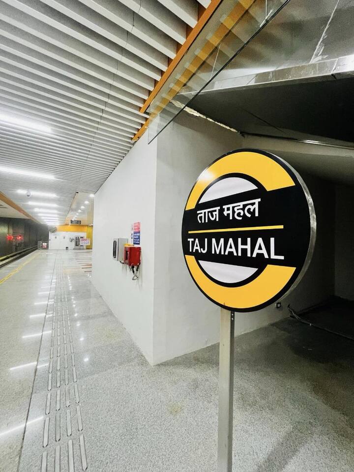 मेट्रो रेल परियोजना के प्रथम फेज का काम पूरा हो गया है. ताजमहल भूमिगत स्टेशन पर कार्यक्रम होगा. यूपी मेट्रो रेल कॉरपोरेशन ने कार्यक्रम की तैयारी पूरी कर ली है.