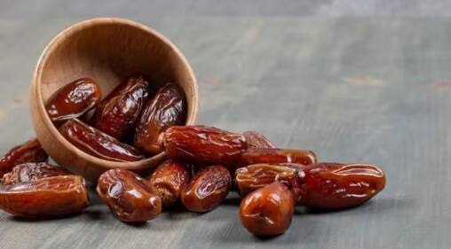 Benefits Of Dates: ਖਜੂਰ ਖਾਣ ਦੇ ਕਈ ਫਾਇਦੇ ਹੁੰਦੇ ਹਨ। ਇਹ ਸਿਹਤ ਲਈ ਬਹੁਤ ਵਧੀਆ ਮੰਨਿਆ ਜਾਂਦਾ ਹੈ। ਇਸ ਵਿੱਚ ਸੇਲੇਨੀਅਮ, ਮੈਂਗਨੀਜ਼, ਮੈਗਨੀਸ਼ੀਅਮ ਅਤੇ ਕਾਪਰ ਵਰਗੇ ਸੂਖਮ ਤੱਤ ਪਾਏ ਜਾਂਦੇ ਹਨ।