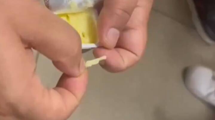 सीमा शुल्क जोन-3 ने सोशल मीडिया मंच 'एक्स' पर एक पोस्ट में कहा कि मुंबई सीमा शुल्क के हवाई अड्डा आयुक्तालय ने एक से चार मार्च के बीच विमान की सीट, यात्रियों के शरीर से, शौचालय से, मक्खन के पैकेट, रूमाल और यात्रियों के कपड़ों जैसे स्थानों में छुपाया गया सोना जब्त किया है.