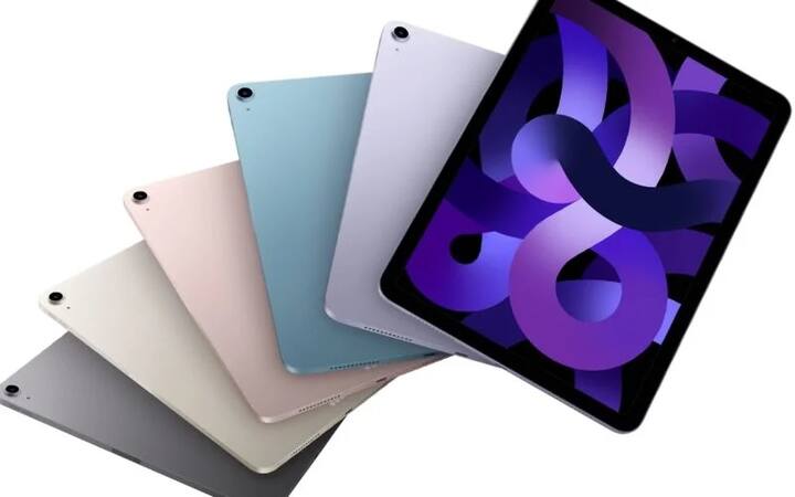 Apple ટૂંક સમયમાં ઘણા મોટા ડિવાઇસીસ લોન્ચ કરવા જઈ રહી છે. એક અહેવાલમાં દાવો કરવામાં આવ્યો છે કે Apple ટૂંક સમયમાં iPhone 15 અને iPhone 15 Plusના નવા કલર ઓપ્શનો સાથે MacBook Air મોડલ્સ, iPad Pro, iPad Air અને અન્ય ઘણા મોટા ઉપકરણોની જાહેરાત કરી શકે છે.