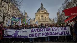 France abortion: உலகின் முதல் நாடு... கருக்கலைப்பை பெண்களின் அரசியலமைப்பு உரிமையாக்கிய பிரான்ஸ்!