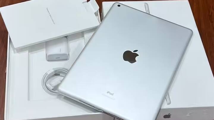 આ યાદીમાં પહેલું નામ એપલ કંપનીનું છે. જો તમે iOS ડિવાઇસ યુઝ કરો છો અથવા 30,000 રૂપિયાથી ઓછી કિંમતમાં Apple ટેબલેટ મેળવવા માંગો છો તો Apple iPad 9th Gen તમારા માટે સારો વિકલ્પ બની શકે છે. આમાં યુઝર્સને 10.2 ઇંચની સ્ક્રીન, A13 બાયોનિક ચિપ, 12MP ફ્રન્ટ કેમેરા સહિત ઘણી ખાસ સ્પેસિફિકેશન્સ આપવામાં આવી છે. આ ટેબ iPadOS 15 પર ચાલે છે, જે Apple Pencil (ફર્સ્ટ જનરેશન) માટે સપોર્ટ સાથે આવે છે. આ ટેબલેટની કિંમત 25,999 રૂપિયા છે.