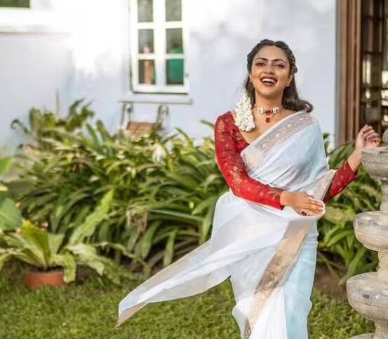 ફિલ્મ ઈન્ડસ્ટ્રીમાં ઘણા એવા સ્ટાર્સ છે જેમણે પોતાનાથી મોટી ઉંમરના વ્યક્તિ સાથે લગ્ન કર્યા છે. જ્યારે ઘણાના લગ્ન સફળ રહ્યા હતા, તો ઘણાના સંબંધો લાંબા સમય સુધી ટકી શક્યા ન હતા. આજે અમે તમને એવી જ એક સાઉથ એક્ટ્રેસ વિશે જણાવીશું જેણે પોતાના કરતા 12 વર્ષ મોટા ડાયરેક્ટર સાથે લગ્ન કર્યા પરંતુ તેમના છૂટાછેડા થઈ ગયા. આ અભિનેત્રી માતા બનવા જઈ રહી છે