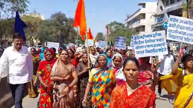 protest against the mismanagement of Malegaon Power Company Nashik Maharashtra Marathi News मालेगाव पॉवर कंपनीच्या गलथान कारभाराविरोधात नागरिक आक्रमक, मोर्चा काढत जोरदार घोषणाबाजी