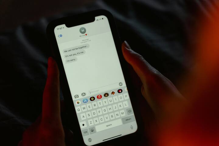 ब्रेकअप नंतर या गोष्टींपासून दूर रहा : ब्रेकअप झाल्यानंतरही काही लोक त्याच व्यक्तीला कॉल आणि मेसेज करत राहतात. त्यांनी जिथे हँग आउट केले तिथे जाणे, सोशल मीडियावर अपडेट करणे आणि त्या व्यक्तीने ते पाहिले आहे का ते पाहणे . [Photo Credit : Pexel.com]