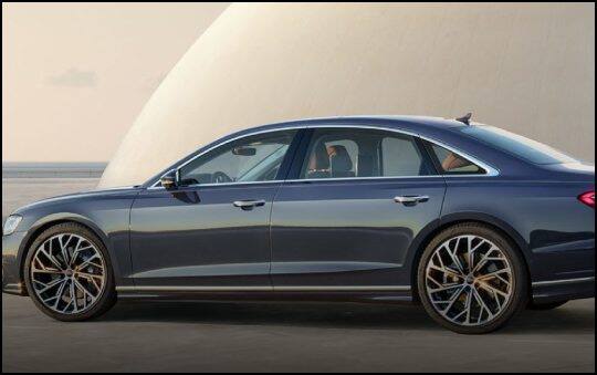 Audi A8 L: शाहरुख खान की महंगी गाड़ियों की लिस्ट में ऑडी ए8 एल का नाम भी शामिल है. इस कार की कीमत भी करोड़ों में है.