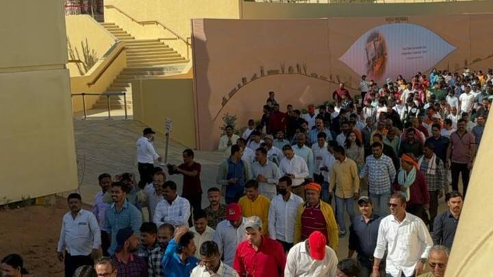 The devotees were queued patiently and were grouped in batches of 2000 each after which they partook in the darshan of the mandir.