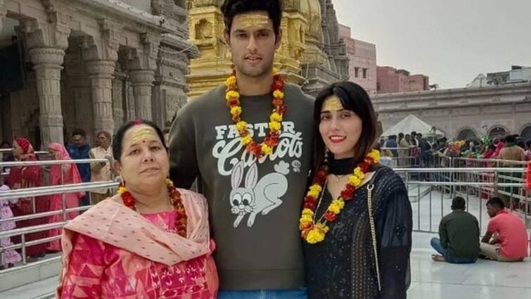 शिवम दुबे को एक मुस्लिम लड़की से प्यार हो जाता है, उनकी प्रेम कहानी बहुत अस्पष्ट है।