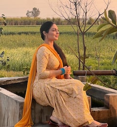 Neeru Bajwa: ਨੀਰੂ ਬਾਜਵਾ ਨੇ ਖੇਤ ਦੀ ਮੋਟਰ 'ਤੇ ਬੈਠ ਦਿੱਤੇ ਪੋਜ਼, ਫੈਨਜ਼ ਕਮੈਂਟ ਕਰ ਬੋਲੇ- 'ਕਿਹੜੀ ਦੁਨੀਆ ਤੋਂ ਆਈ ਦੱਸ ਜਾ...'