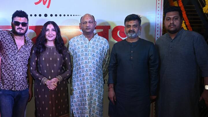 'ইন্দুবালা ভাতের হোটেল' ওয়েব সিরিজে শুভশ্রী গঙ্গোপাধ্যায়ের (Subhasree Ganguly) সঙ্গে পরিচালক-অভিনেত্রীর জুটি বেঁধে দর্শকদের চমক লাগিয়ে দিয়েছিলেন দেবালয়। আর এবার, শুভশ্রীকে নিয়ে একটি পূর্ণদৈর্ঘ্যের ছবি তৈরি করতে চলেছেন তিনি। বিভিন্ন স্বাদের কাজ করতে ভালবাসেন দেবালয়। তাঁর এবারের ছবি হরর থ্রিলার। সিনেমার নাম, 'আলেয়ার বাড়ি'।