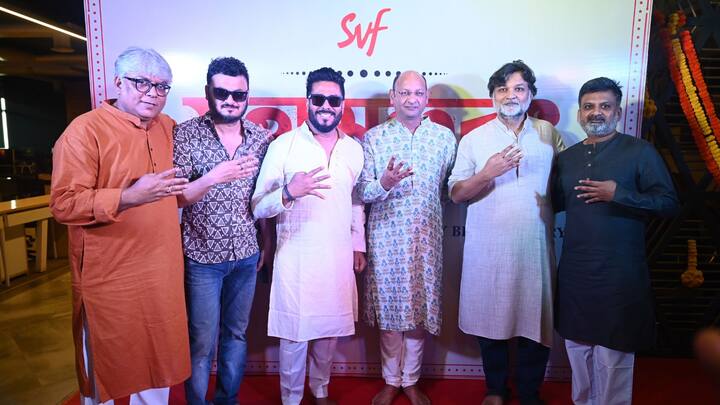 এই সমস্ত ছবিরই মহরৎ হয়ে গেল সোমবার। কাজ শুরু হবে খুব তাড়াতাড়িই। কোন পরিচালকের হাত ধরে আসছে কোন কোন সিনেমা, কে কেই বা রয়েছেন তাতে, এক ঝলকে দেখে নেওয়া যাক।