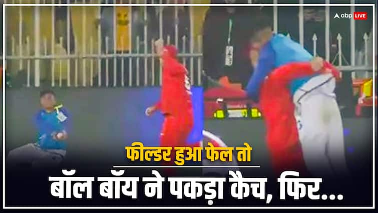 Colin Munro Shocked After Ball Boy Takes Superb Catch Outside Boundary PSL Catch Viral Sports News Video: जिस कैच को फील्डर नहीं पकड़ सका, बॉल बॉय ने लपक लिया, तो फिर...