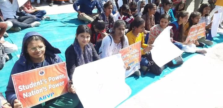 हाथों में तख्तियां लेकर महिलाओं की सुरक्षा और पश्चिम बंगाल सरकार के खिलाफ मोर्चा खोला. छात्र-छात्राओं ने गोरखपुर विश्‍वविद्यालय के मुख्‍य द्वार पर ममता बनर्जी का प्रतीकात्‍मक पु‍तला जलाकर विरोध किया. उन्होंने मुख्यमंत्री ममता बनर्जी से इस्‍तीफे की भी मांग की.