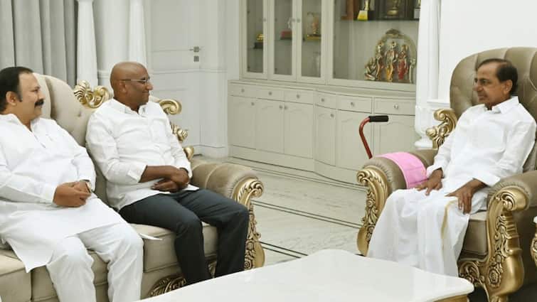 Telangana BSP President Praveen Kumar met with KCR appeal to support him as a candidate for MP in nagarkurnool Praveen Kumar Met With KCR: కేసీఆర్‌తో ఆర్ఎస్ ప్రవీణ్‌ కుమార్ సమావేశం- ఆ వదంతులు నమ్మవద్దని కీలక ప్రకటన