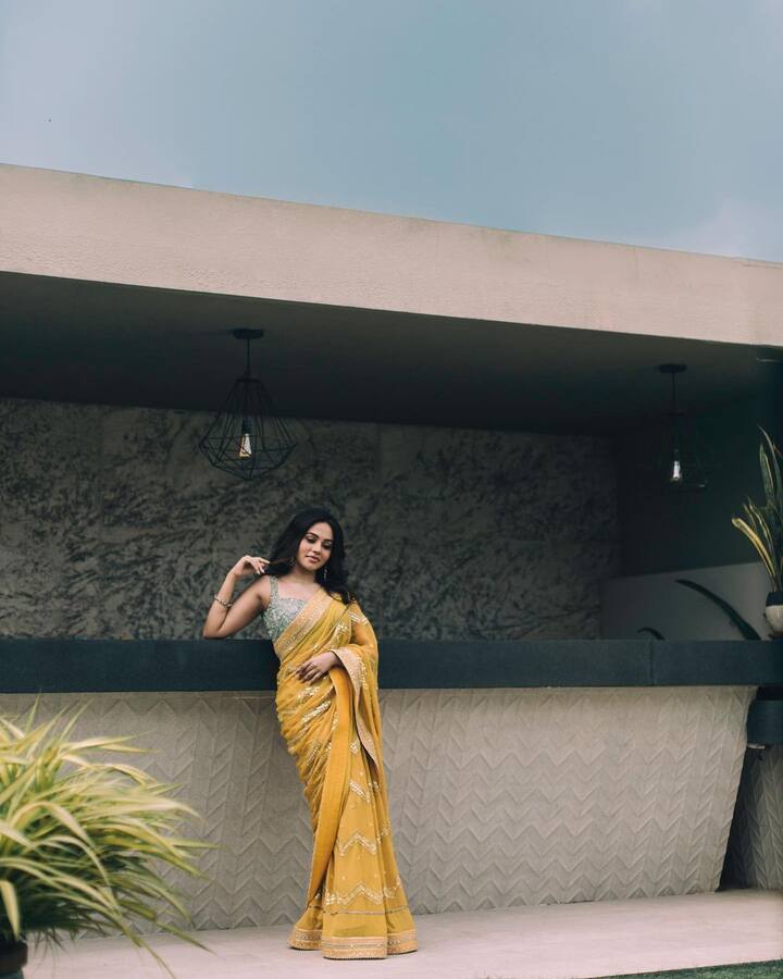 இசைக்குடும்பத்தில் பிறந்துவிட்டு பாடாமல் இருந்தால் எப்படி..? ஜி.வி.பிரகாஷ் இசை அமைப்பில் உருவான புத்தம் புது காலை படத்தில் 3 பாடல்களை பாடியுள்ளார்.