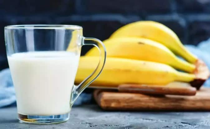 eat bananas with milk together is it healthy know Banana with Milk: આ દર્દીઓએ કેળા-દૂધ સાથે ન ખાવા જોઈએ, ગંભીર રીતે બીમાર થઈ શકે છે 